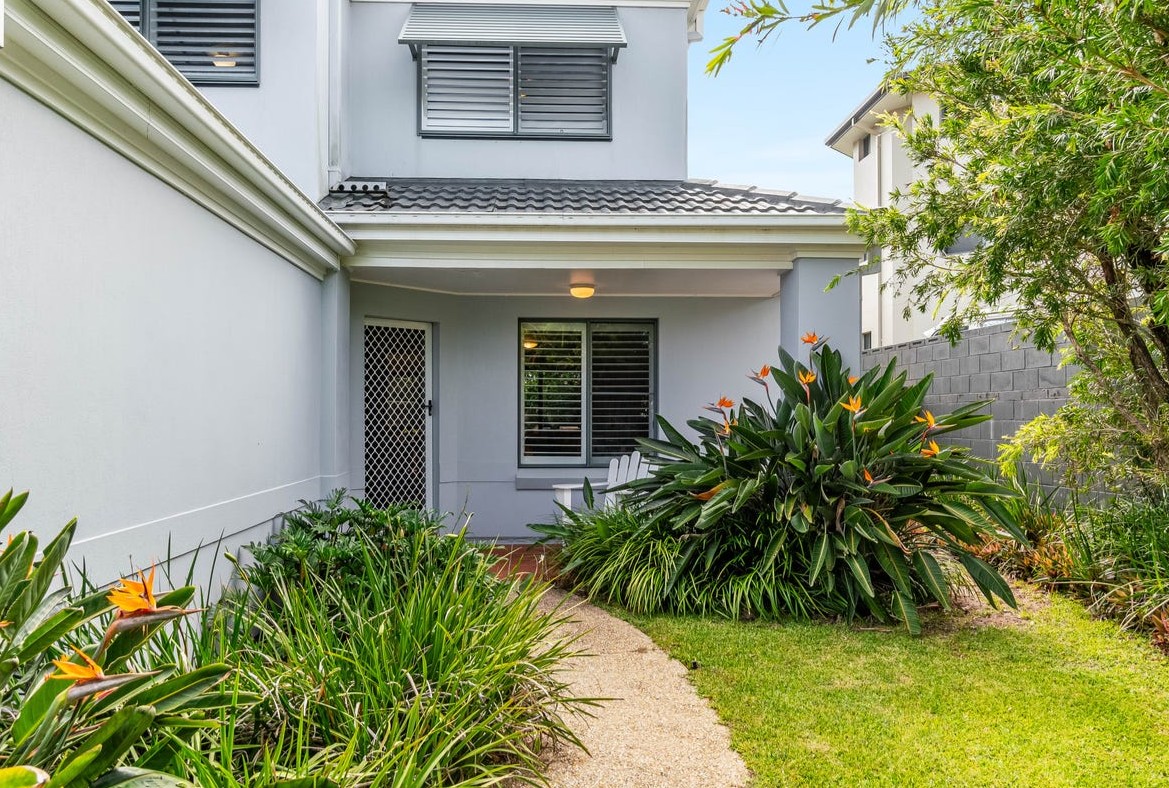 2/10 Beachside Way